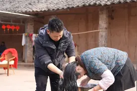 燕子的手这两天受了伤，老公帮忙给她洗头，还炒了她喜欢的菜视频封面