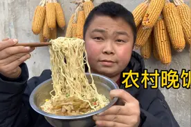 一包学生榨菜 两包香菇炖鸡泡面 回味08年时代 吃出满满的心酸视频封面