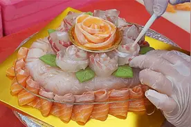 小伙过18岁生日，花2000买个“鱼蛋糕”，颜色漂亮，家人却不敢吃