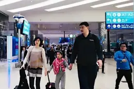 姚明与女儿牵手逛街，11岁姚沁蕾身高到爸爸胸部，一双腿又细又长视频封面