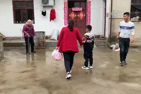 年后婆婆第一次回娘家，看看都拿了些啥东西？外婆看见很高兴视频封面