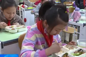 青年路小学：放心午餐 学生满意 家长放心视频封面