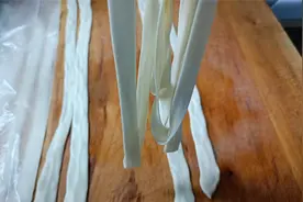 西北人家常拉条子的做法，掌握和面的技巧，在家做也很简单视频封面