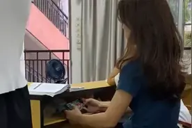 搞笑视频：妹子上课玩手机，我向老师告状，能吸引到她的注意吗视频封面