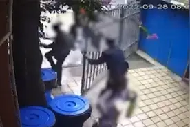 男子持械欲冲进学校，保安飞奔关门阻拦，警方：男子疑精神障碍视频封面