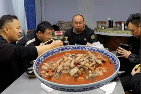 100元买了一条10斤大草鱼，做个农村“铁锅炖大鱼”，6个人吃爽了视频封面