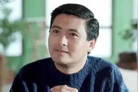 男子假装是瘸子坐轮椅无人发现，原来他跪在椅子上，装了两条假腿视频封面