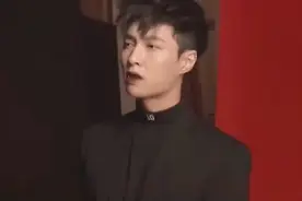 张艺兴黑红色搭暗系妆扮，有种“吸血鬼骑士”既视感，太禁欲系视频封面