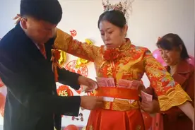 陕西一姑娘出嫁，腰缠万贯，很多习俗搞不懂，爸妈陪嫁10万元视频封面