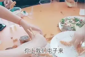 搞笑视频：是咱们来亲一个，我亲爱的酒瓶。视频封面