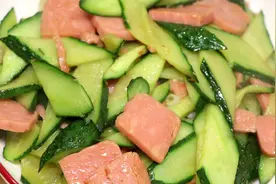 黄瓜搭配火腿肠，简单一做，鲜香入味，好吃下饭，大人孩子超爱吃视频封面
