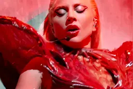 嘎嘎Lady Gaga，2023年巡演现场实拍，演唱歌曲《Alice》视频封面