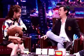 明星见到王思聪什么反应：戚薇像个小女人，袁成杰却反让校长不安视频封面