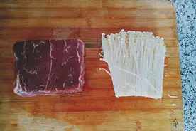 一块牛肉一把金针菇两个番茄这么一做，酸爽好喝，营养又美味
