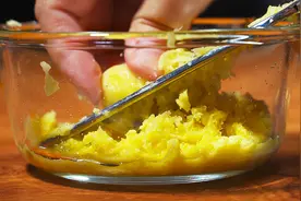 冬天，生姜搭配牛奶，解决很多女人的烦恼，了解它的作用终身受益视频封面