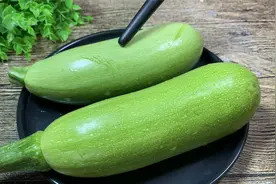 西葫芦包饺子，实在太好吃了，教你调馅方法，出锅一口一个真香视频封面