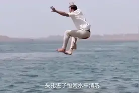 男人为了做试验，穿上女士内裤，整个裆部都被鲜血染的通红视频封面
