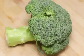 西兰花别总焯水或直接炒，教你正确做法，鲜香脆嫩，营养也不流失