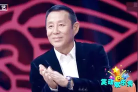 中国杂技团表演高难度杂技，叫好声一片，陈道明微笑鼓掌视频封面