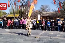 景区艺人表演喷火每年嘴含千斤煤油需多次胃洗 游客：有点心疼视频封面