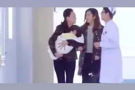 妻子为了给女儿喂母乳，忍着痛让护士开奶，母爱啊，真感人！视频封面