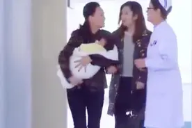 妻子为了给女儿喂母乳，忍着痛让护士开奶，母爱啊，真感人！视频封面