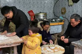 腊月二十三过小年，看看婷婷家夜里吃啥饭？小松和公公都下手帮忙视频封面