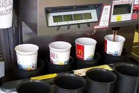 不用瓶装可乐，肯德基麦当劳的可乐是这么做出来的，你还敢喝吗视频封面