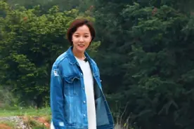 明星玩滑板哪家强？王俊凯直接摔到，王珞丹飘逸的像风一样视频封面