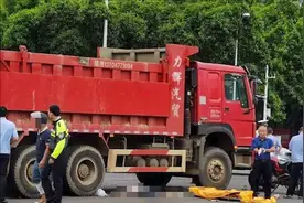 行车记录仪曝光！海口一大货车与摩托车发生碰撞，一人当场身亡视频封面