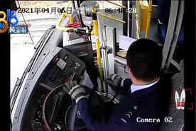 “我心脏停止跳动了！” 说完这句话 男乘客突然倒地...视频封面