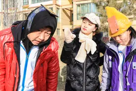 短剧：老师让学生头顶手机罚站，不料学生用胶带把手机粘在头上视频封面