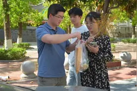 接了考试完的媳妇就送弟弟上学，被人需要的感觉让人心情愉快视频封面