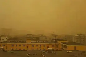 瞬间变天！河北张家口遭遇大风沙尘暴突袭，整座城市黄沙漫天视频封面