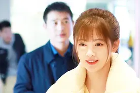 鞠婧祎机场买奶茶宛如偶像剧 扎马尾露浅笑颜值高视频封面