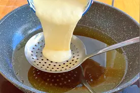 面糊倒入滚烫的油锅中，瞬间变美食，第一次见这做法，出锅特解馋视频封面