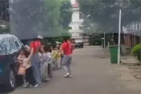 谢谢叔叔！司机礼让萌娃队伍获奶声道谢，车主：承包了一整天快乐视频封面