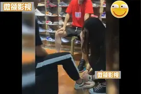 兄弟别炫耀你的自动系鞋带了，美女亲自系鞋带，瞬间打脸嘻嘻视频封面