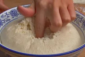 夏天了，发过头的面如何补救？教你一个小技巧，馒头出锅不会酸视频封面