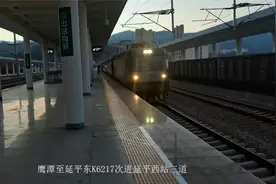这趟临客列车仅3节车厢，乘坐鹰潭至延平东K6217次列车观闽江夜色