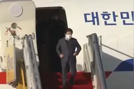 韩国国会议长朴炳锡抵京：下机接过鲜花 曾多次访华是“中国通”视频封面