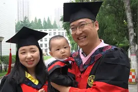 爸妈同一天博士毕业！11个月萌娃连参加两场毕业典礼视频封面