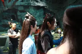 【王一博&肖战】由二哥哥搂着对戏！视频封面