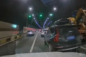 男子隧道正常行驶遭黑车强行变道，随后一幕网友怒了：这都能忍？视频封面