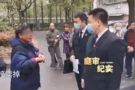 大妈拥有上海4套房，退休金2万8，却痴迷捡垃圾，废品堆满2套房视频封面