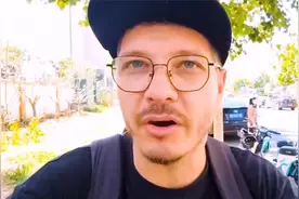 非洲博主介绍青岛共享电动车，印度网友慌神：我们落后这么多了？视频封面