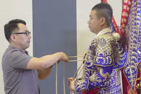 传统戏曲服装中的”靠“，现场演示如何正确的穿戏服！