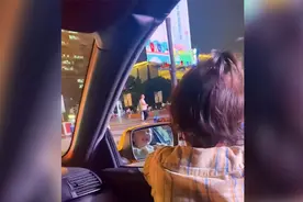 社交界的天花板！小女孩大声用英语搭讪，吓得小男孩撒腿就跑视频封面