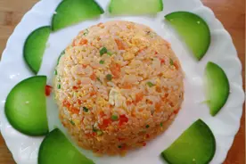 剩饭千万不要倒掉，做西红柿炒饭吃很美味，简单家常炒饭吃得真香