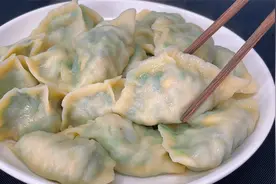 过年了，调韭菜饺子馅，最怕韭菜出水，这样做从包到煮不出1滴水视频封面